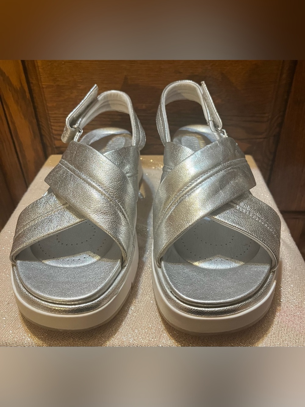 Clark’s Artisan Tuscan Cross Silver Leather Women’s Sandals Contour Cushion 9.5 - Picture 2 of 12